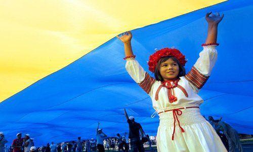 девочка с флагом Украины
