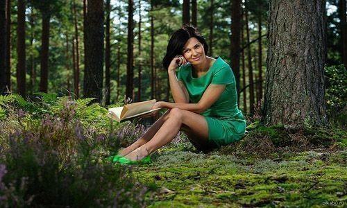 девушка в лесу читает книгу